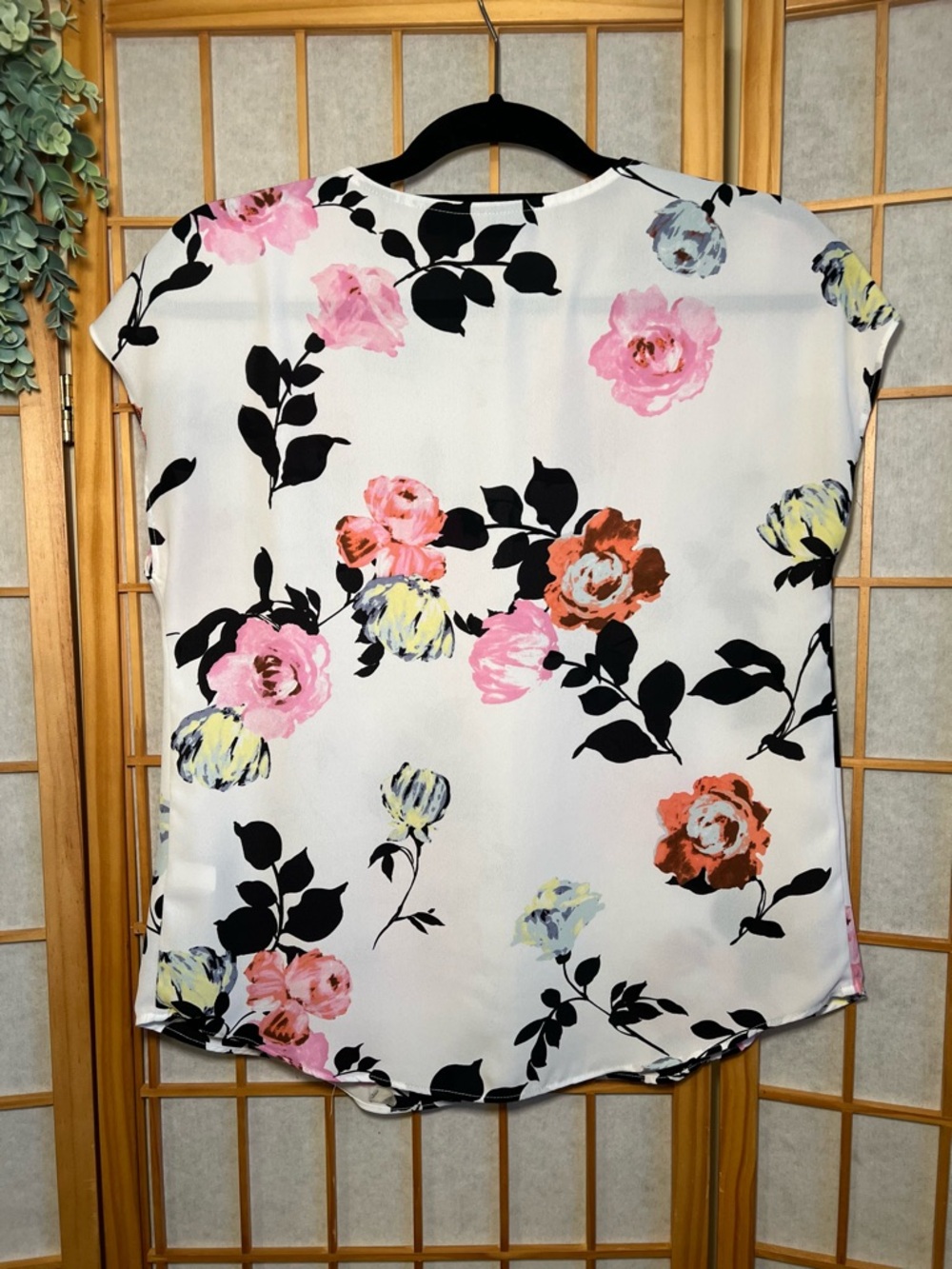 Apt 9 XS Floral Blouse White Pink Black Short Sleeve Lightweight Work Top - Picture 2 of 8